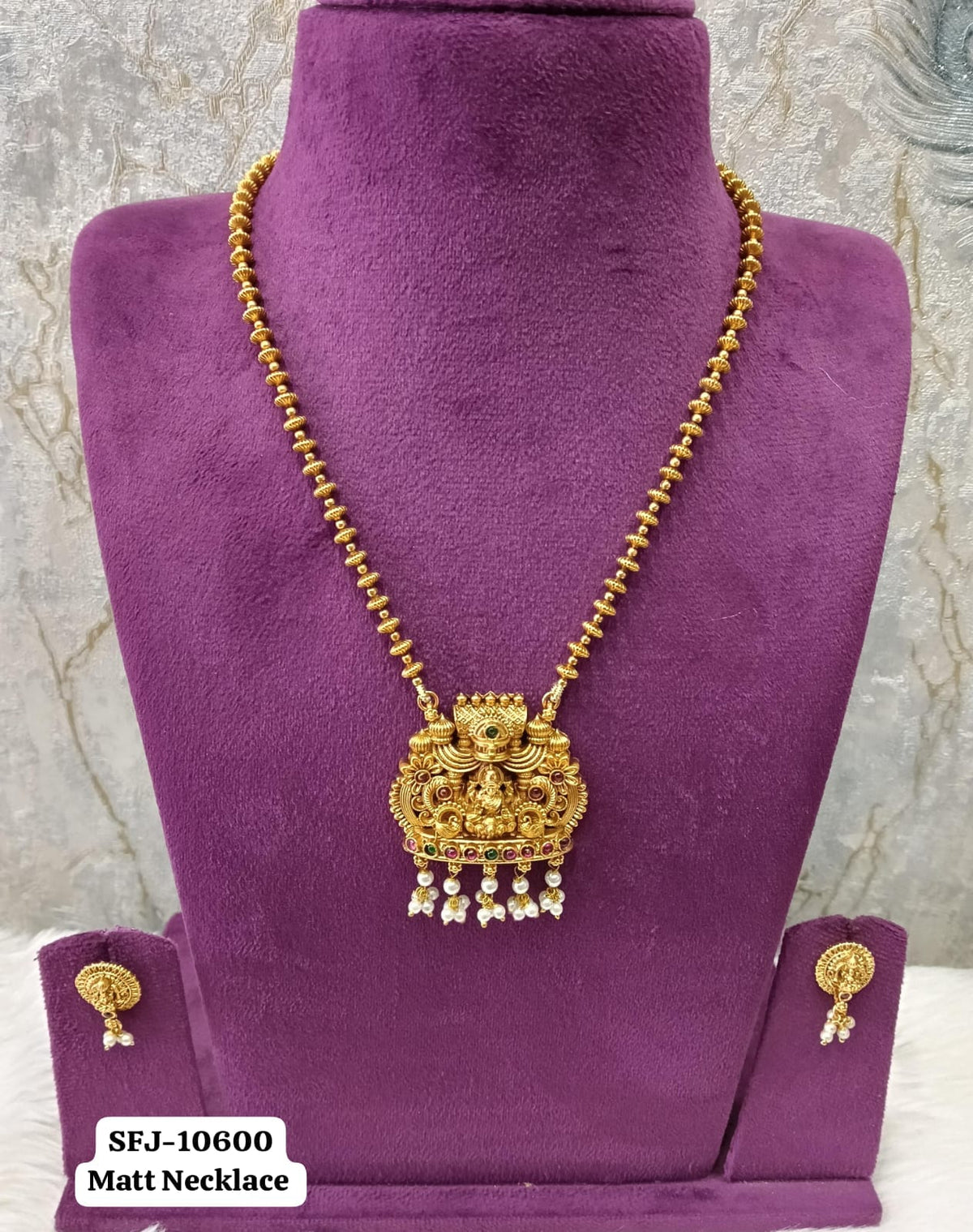 Antic gold necklace.