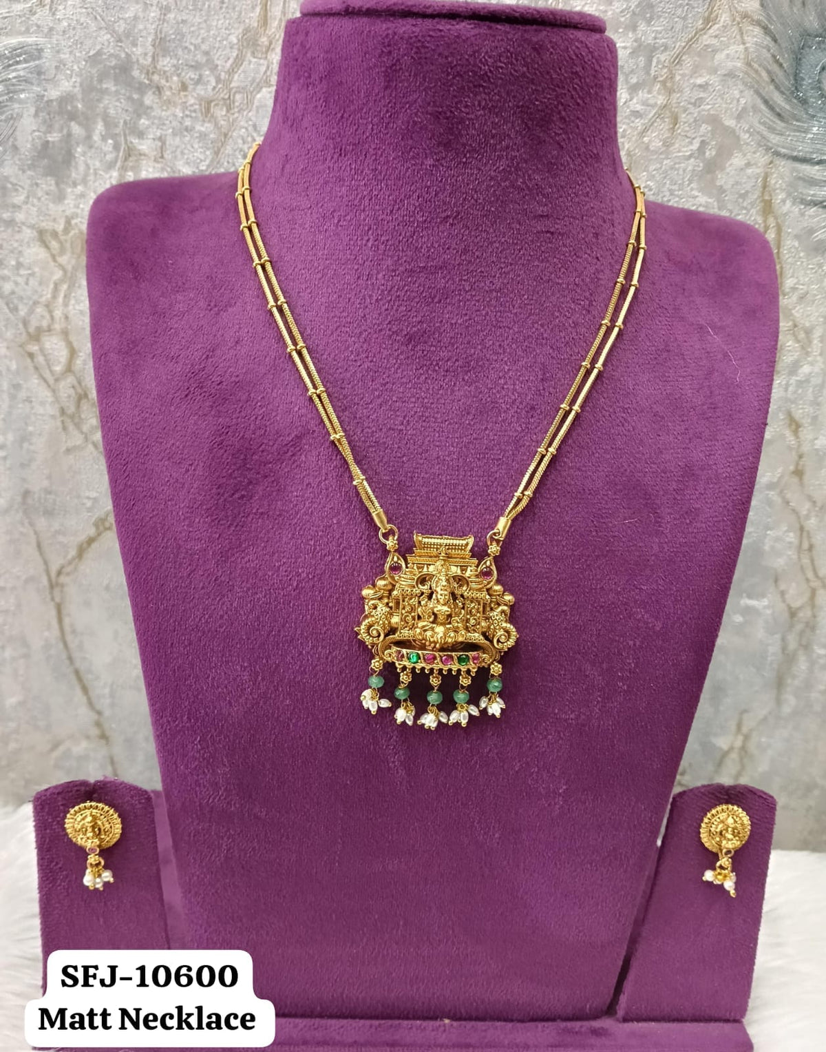 Antic gold necklace.