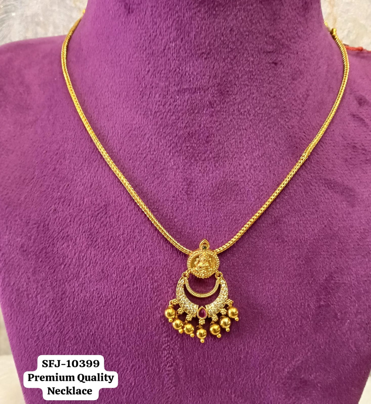 Antic gold necklace.