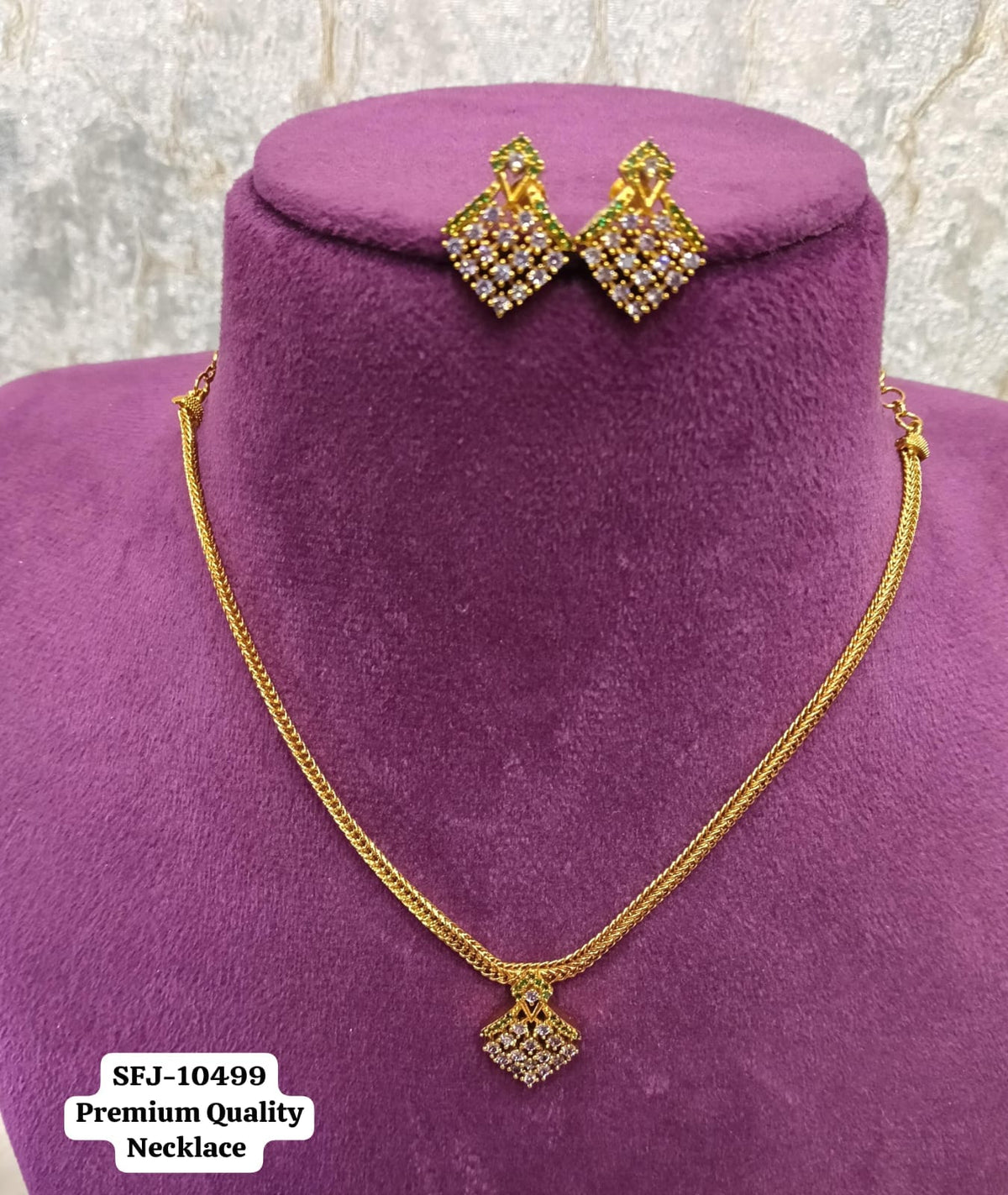 Antic gold necklace.