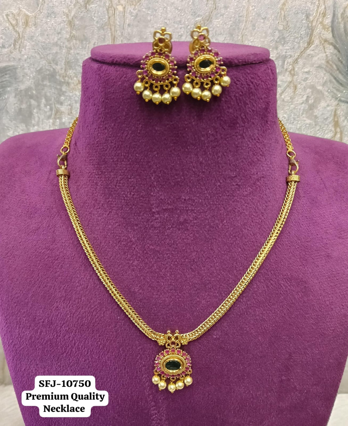 Antic gold necklace.