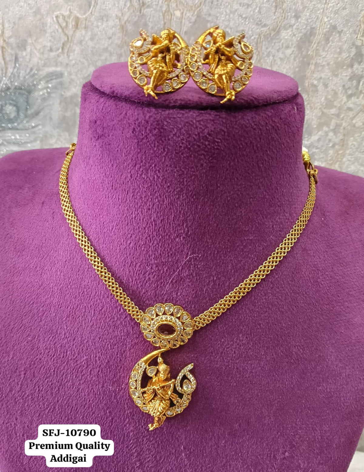 Antic gold necklace.