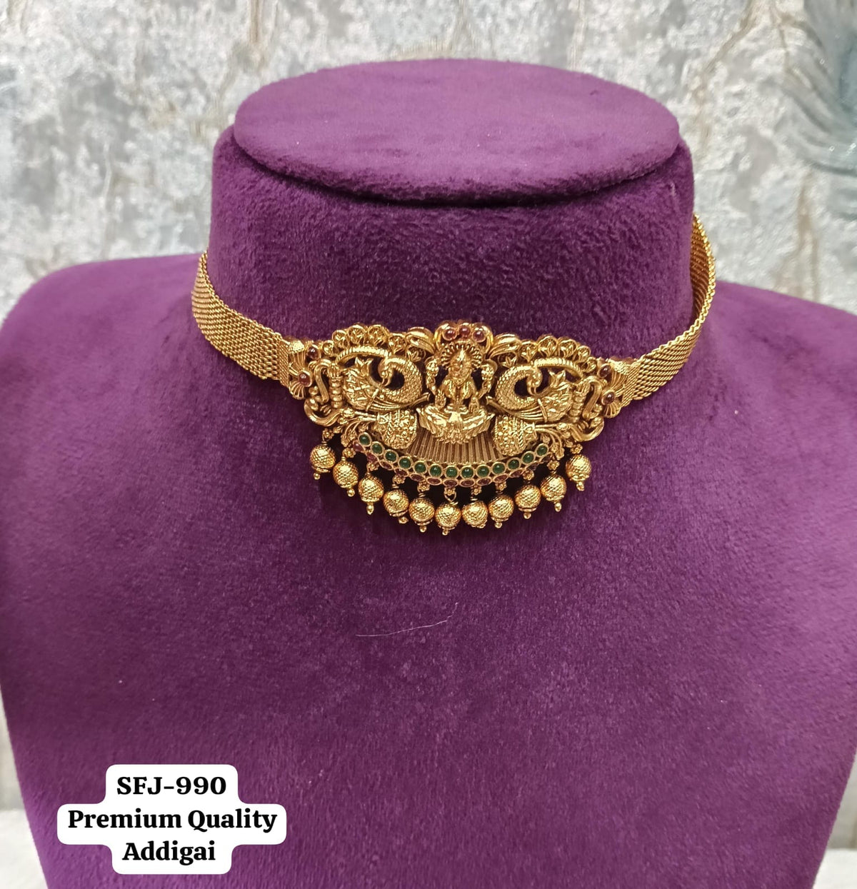Antic gold necklace.