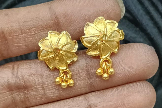 Gold plated stud.