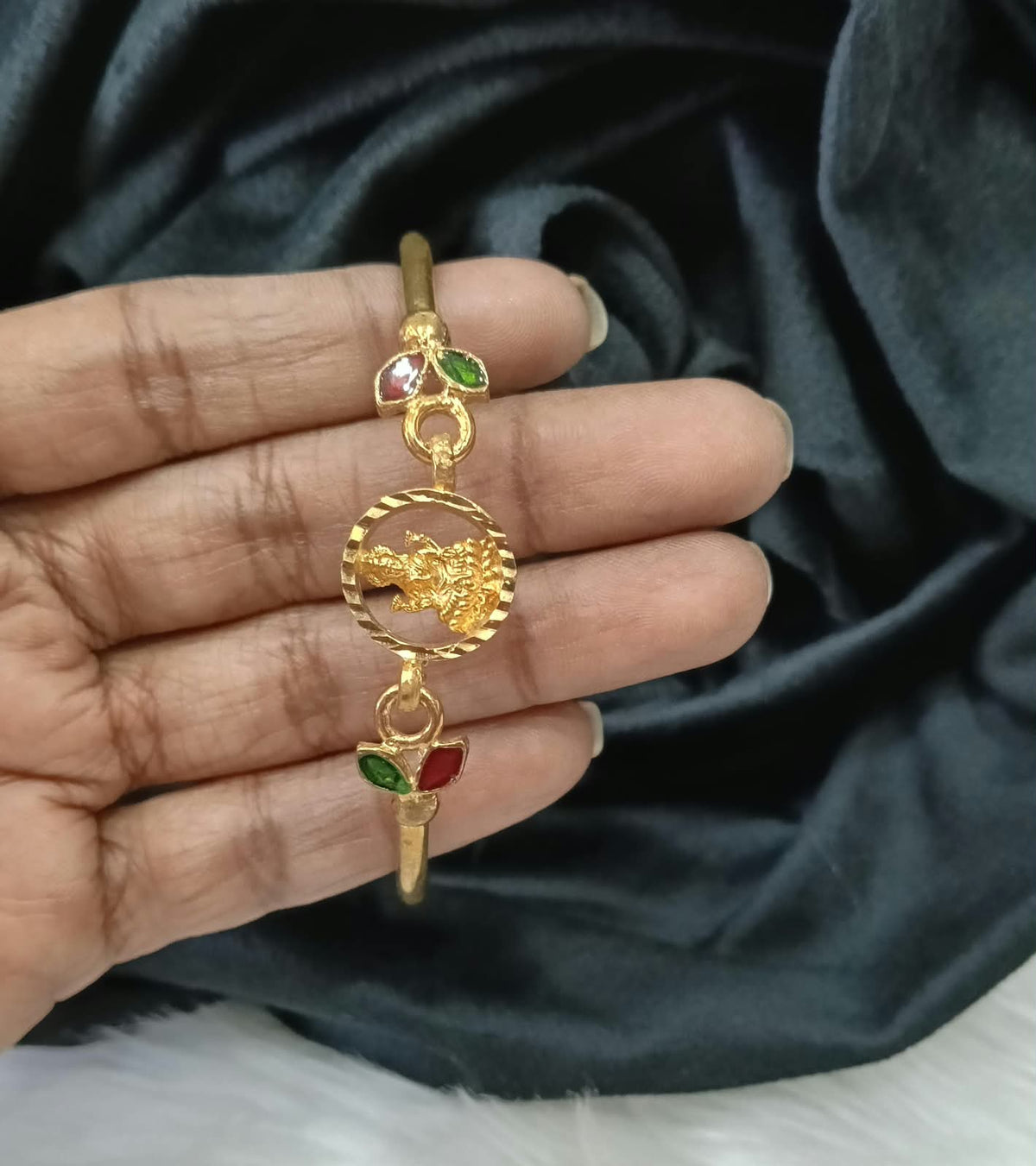 Impon kada bracelet.