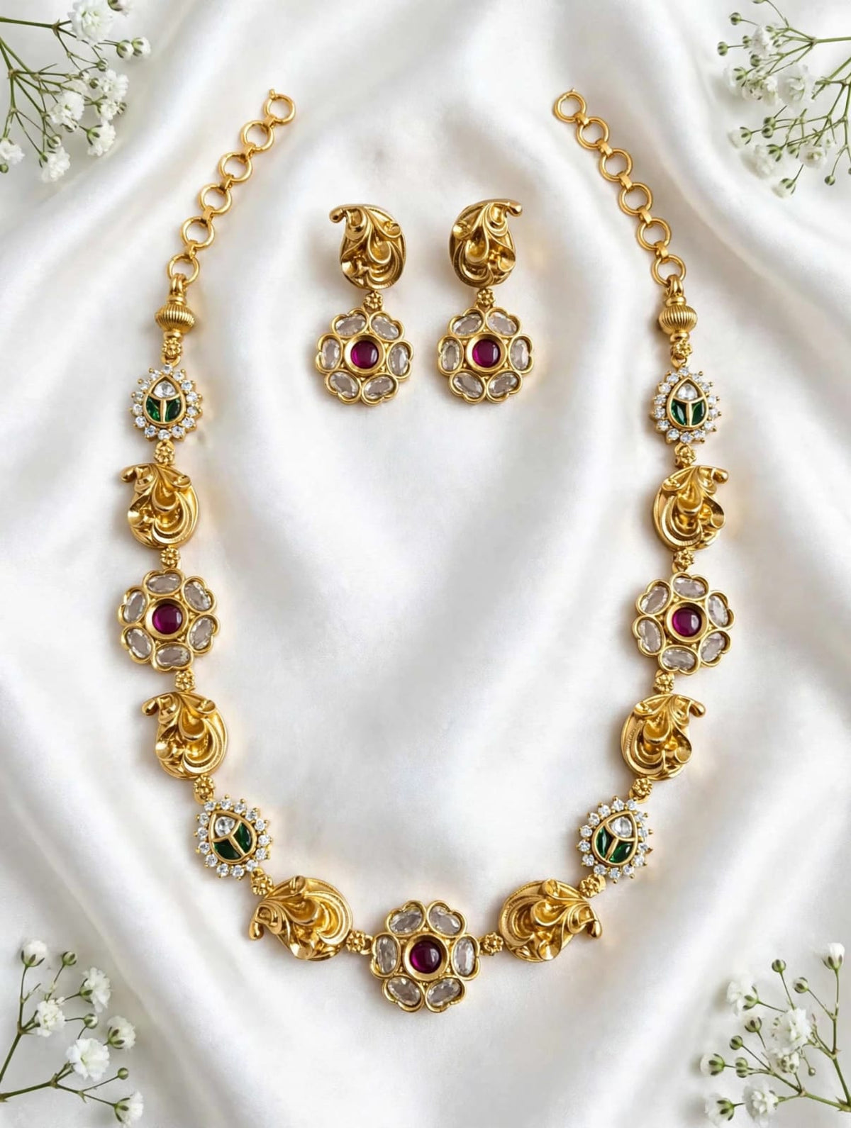 Antic gold necklace.