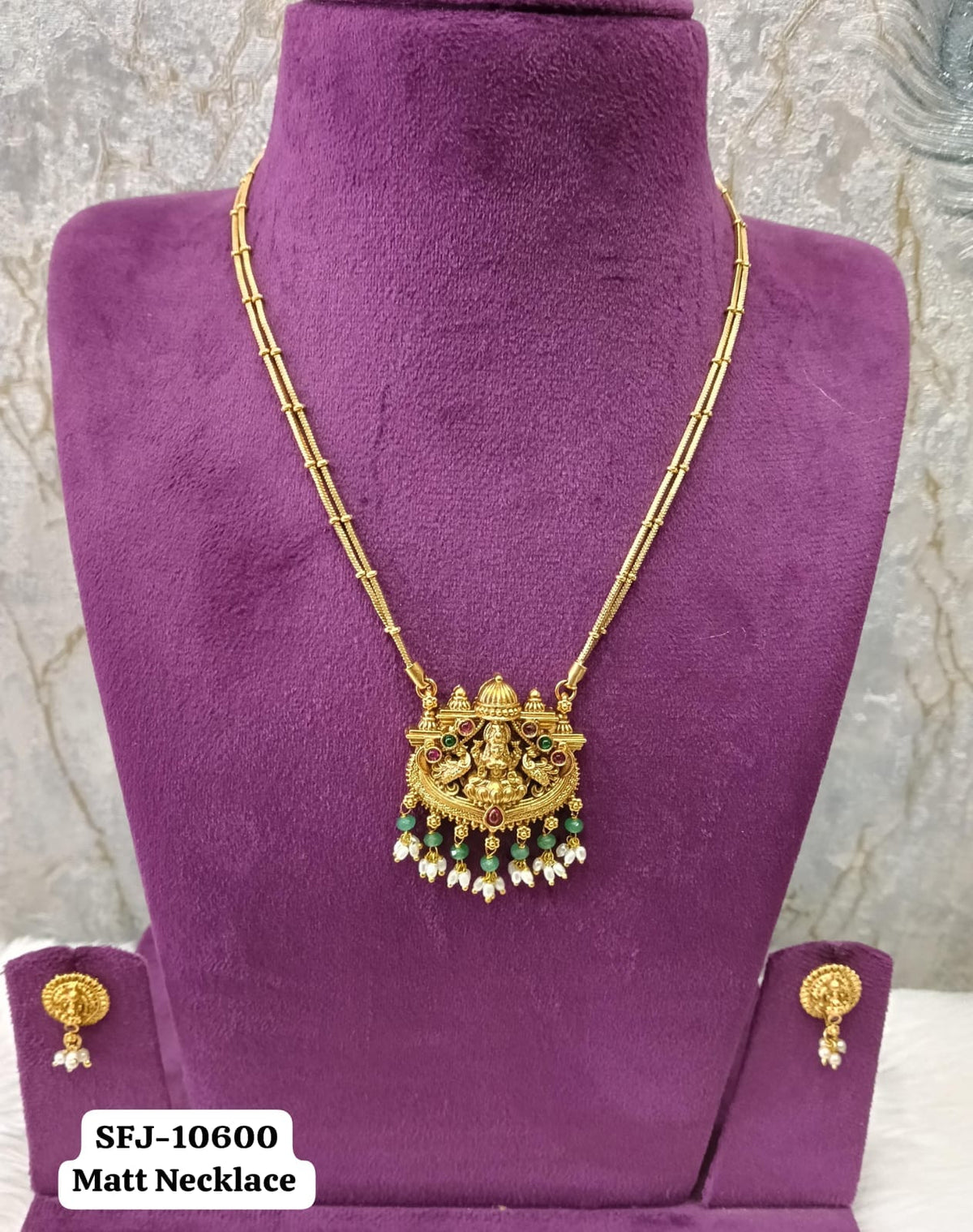 Antic gold necklace.
