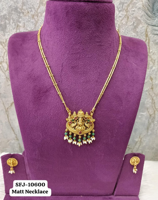Antic gold necklace.