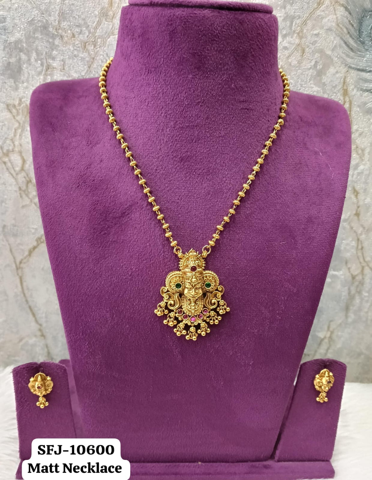 Antic gold necklace.