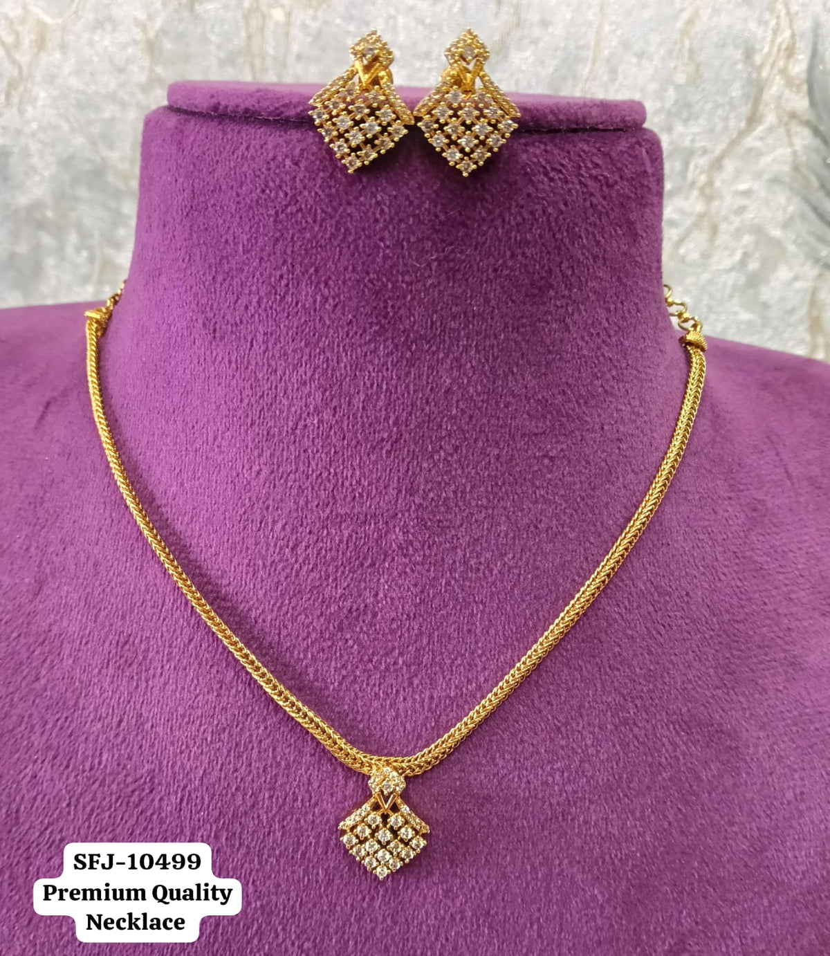 Antic gold necklace.