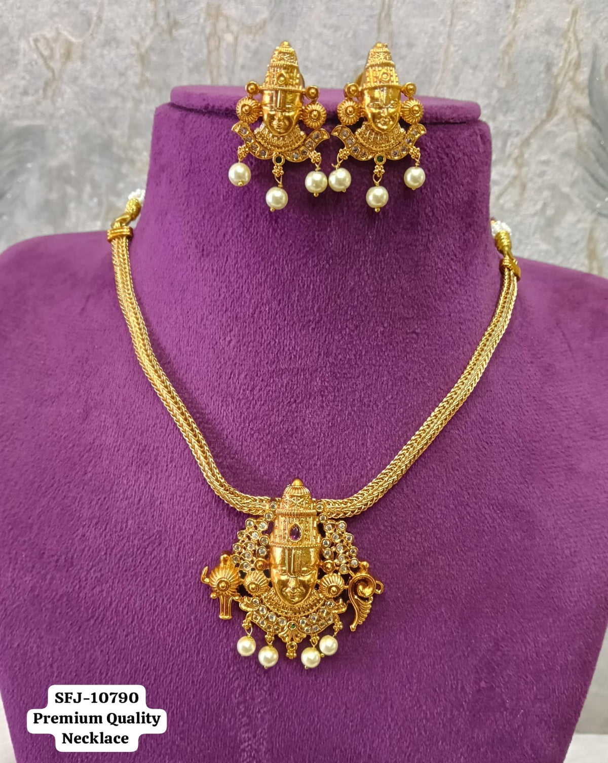Antic gold necklace.