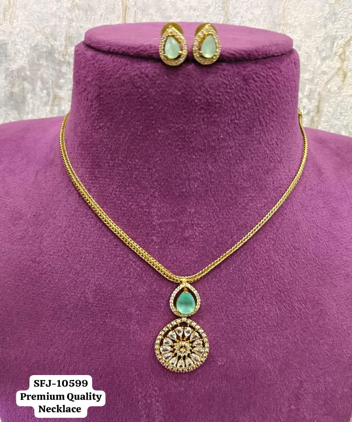 Antic gold necklace.