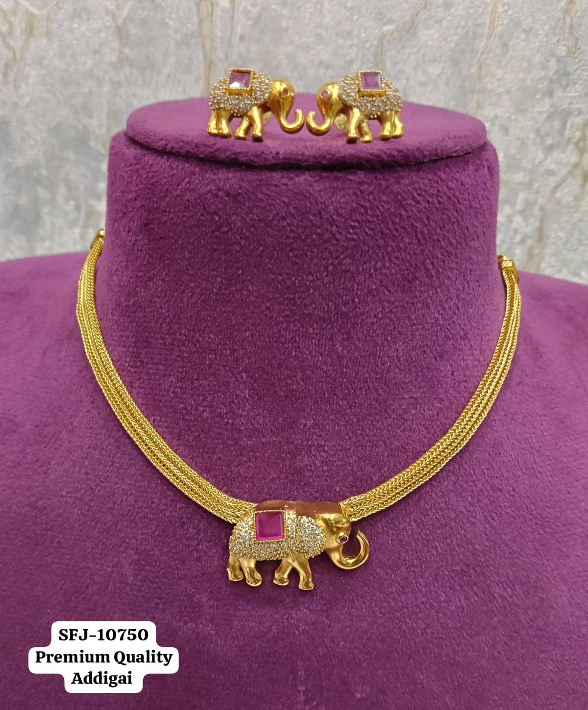 Antic gold necklace.