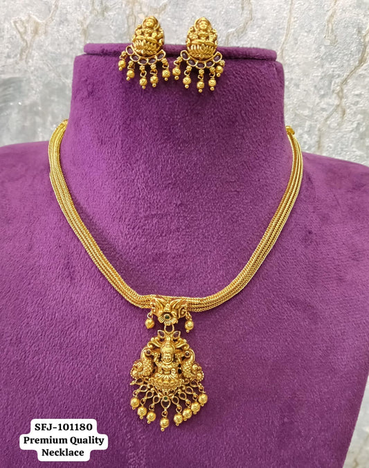 Antic gold necklace.