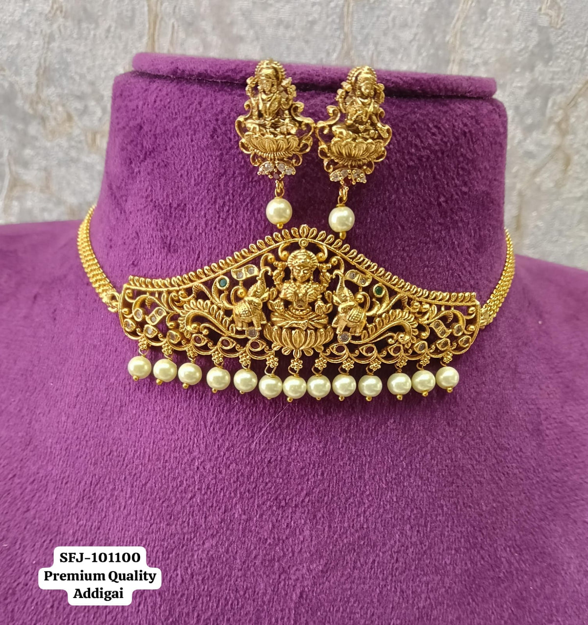 Antic gold necklace.