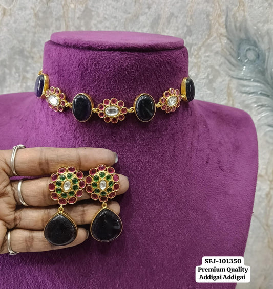 Antic gold necklace.