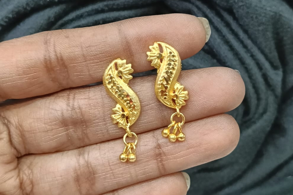Gold plated stud.