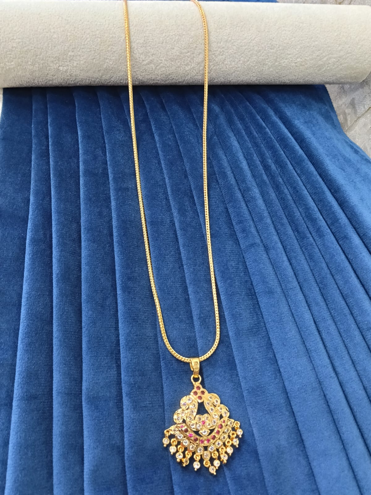 Pendant with chain.