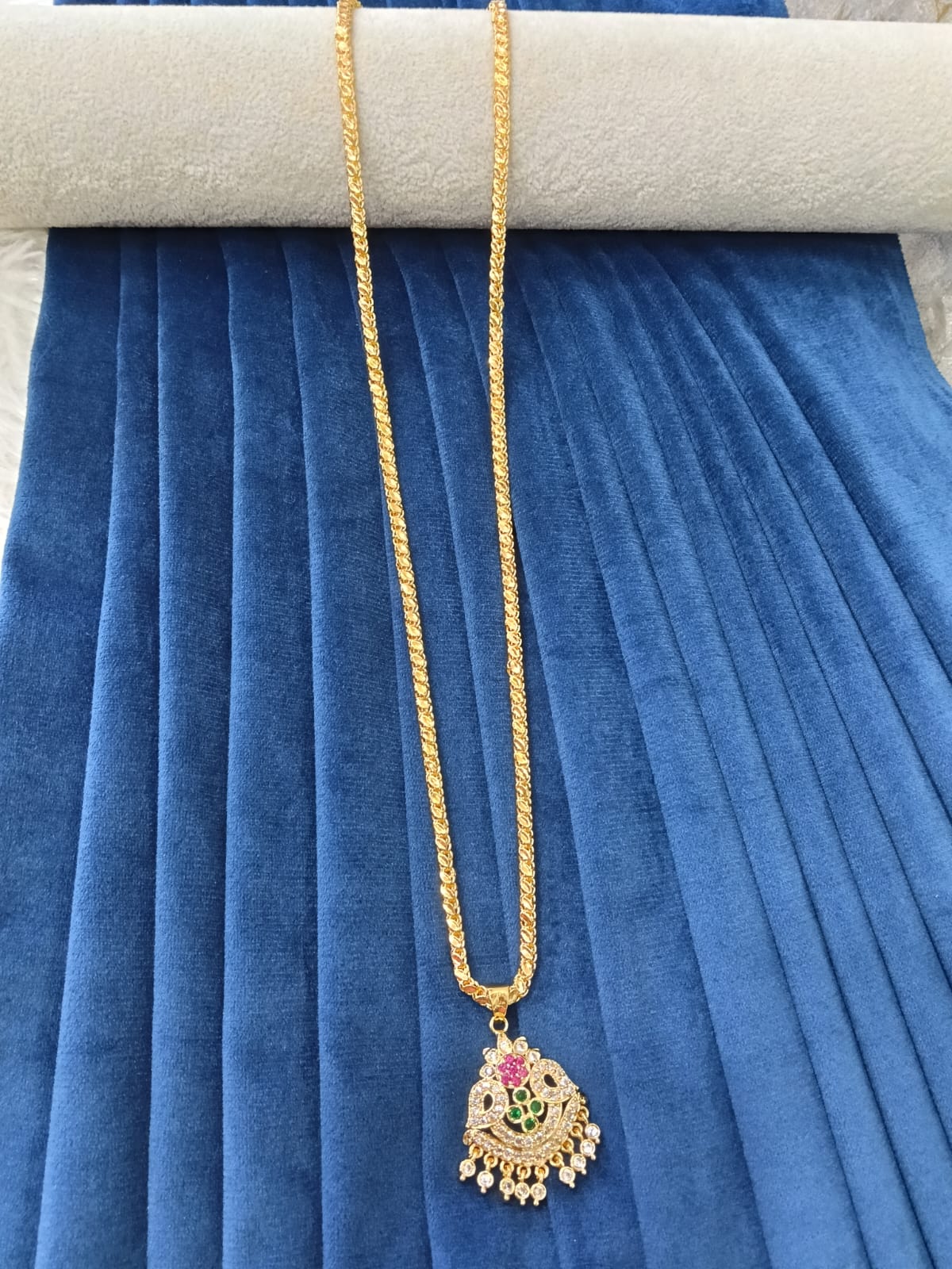 Gold look doller chain.