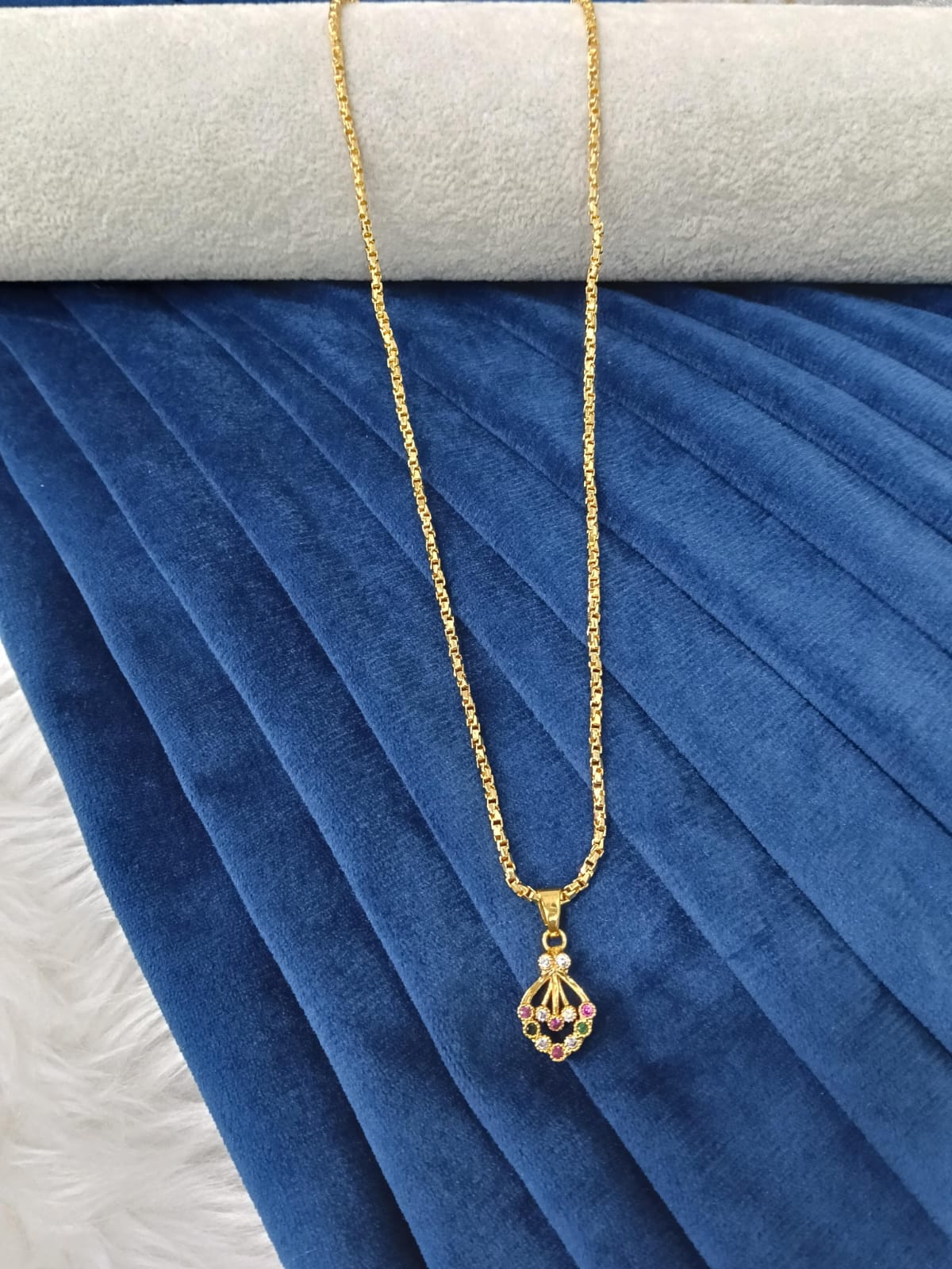 Gold look doller chain.(18 inch)