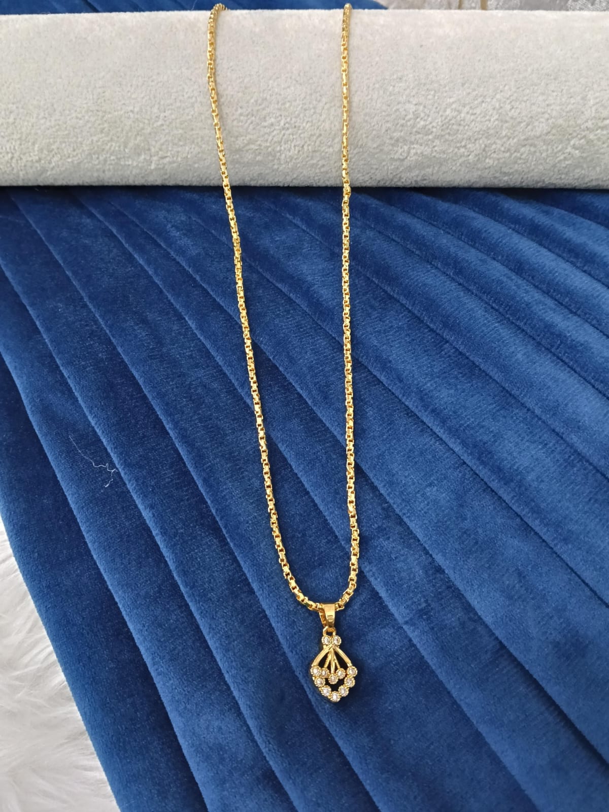 Gold look doller chain.(18 inch)